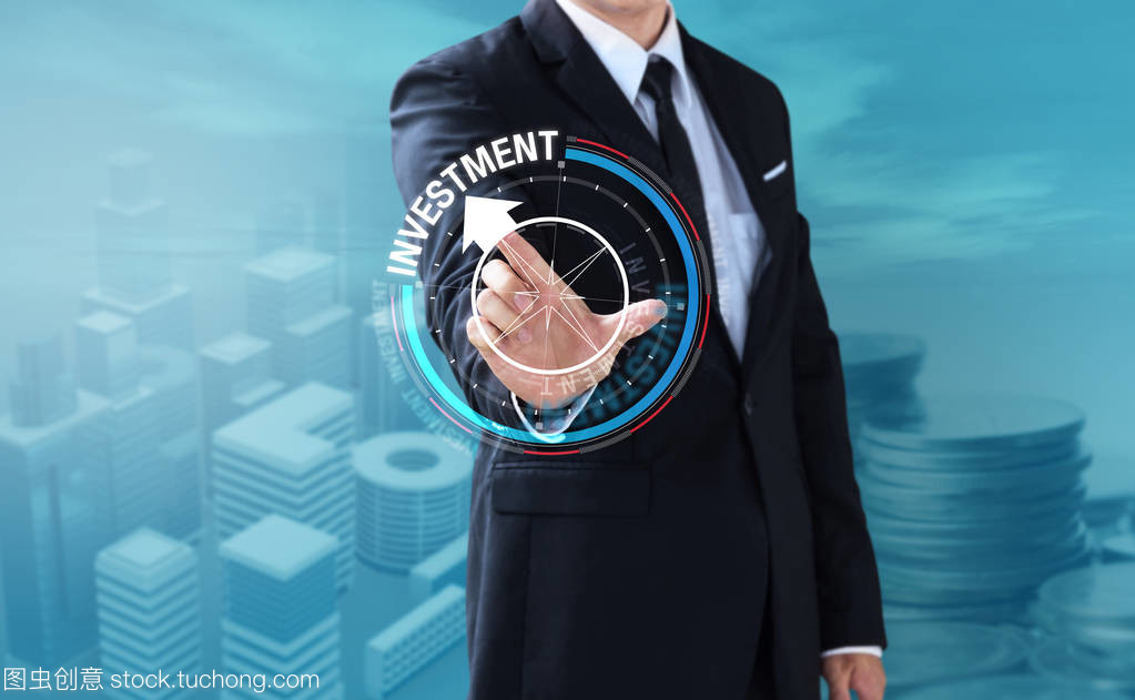 投資業(yè)務(wù)人觸摸旋轉(zhuǎn)羅盤 投資管理的智慧導(dǎo)航